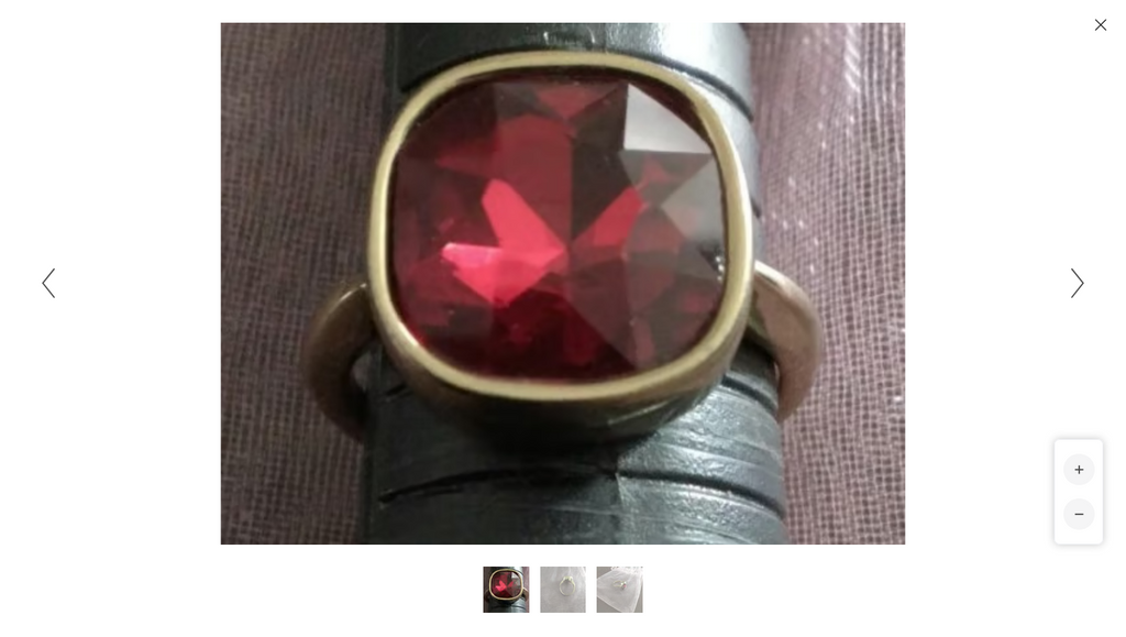 8.5cm Boutique 10 Carat Garent ring with rectangular facets