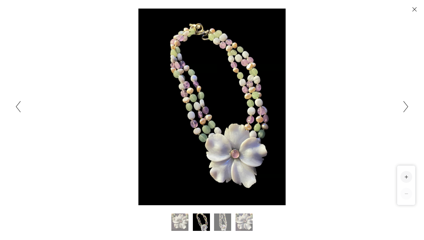 Gorgeous Vintage glass stone big daisy necklace!