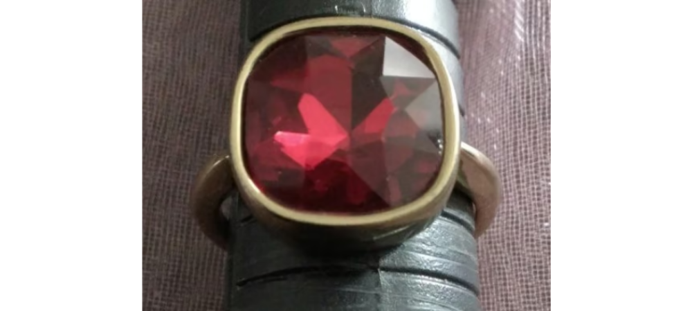 8.5cm Boutique 10 Carat Garent ring with rectangular facets